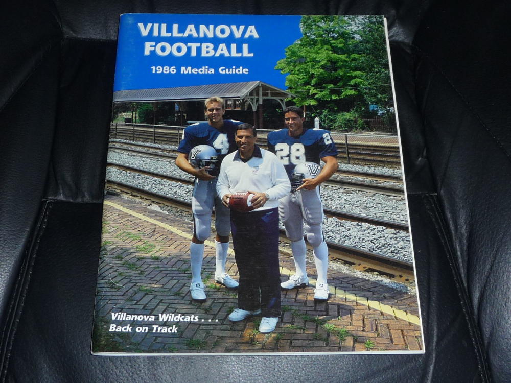 1986 VILLANOVA COLLEGE FOOTBALL MEDIA GUIDE EX-MINT BOX 37