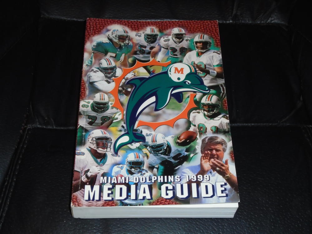 1999 MIAMI DOLPHINS NFL FOOTBALL MEDIA GUIDE DAN MARINO COVER NEAR MINT