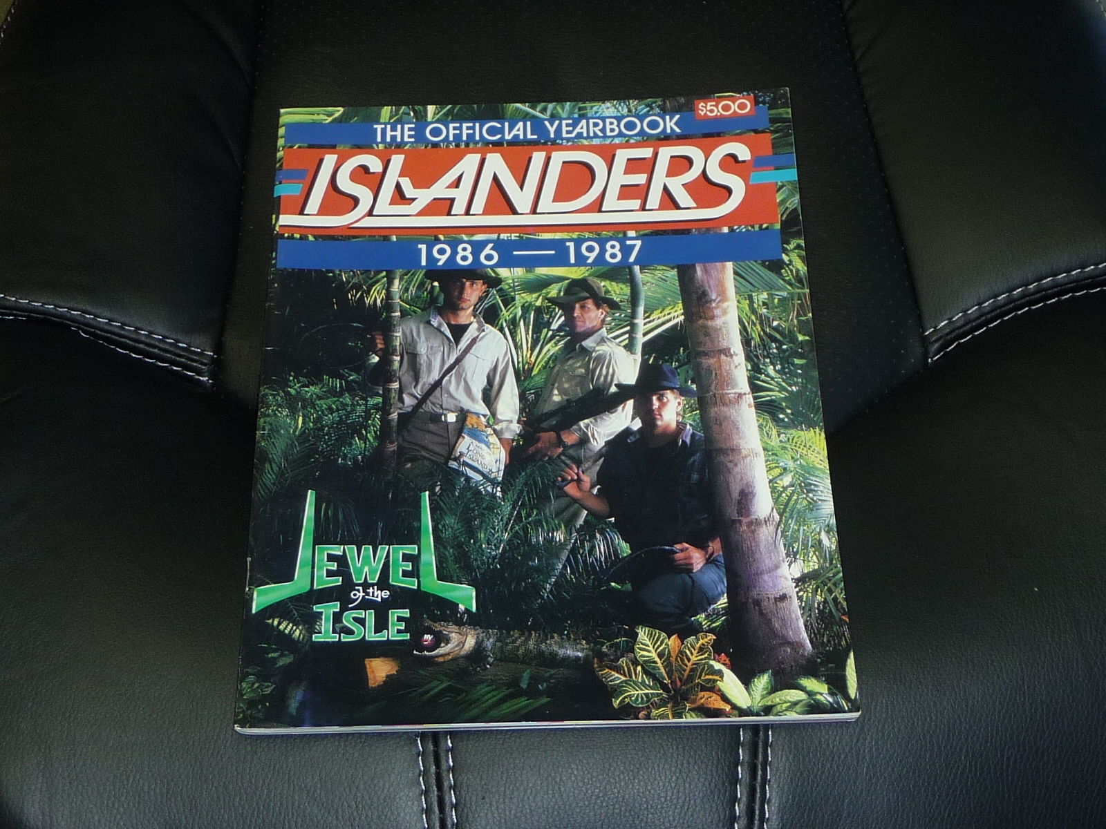 1986-1987 NEW YORK ISLANDERS YEARBOOK  NEAR MINT.  POTVIN SUTTER HRUDEY COVER