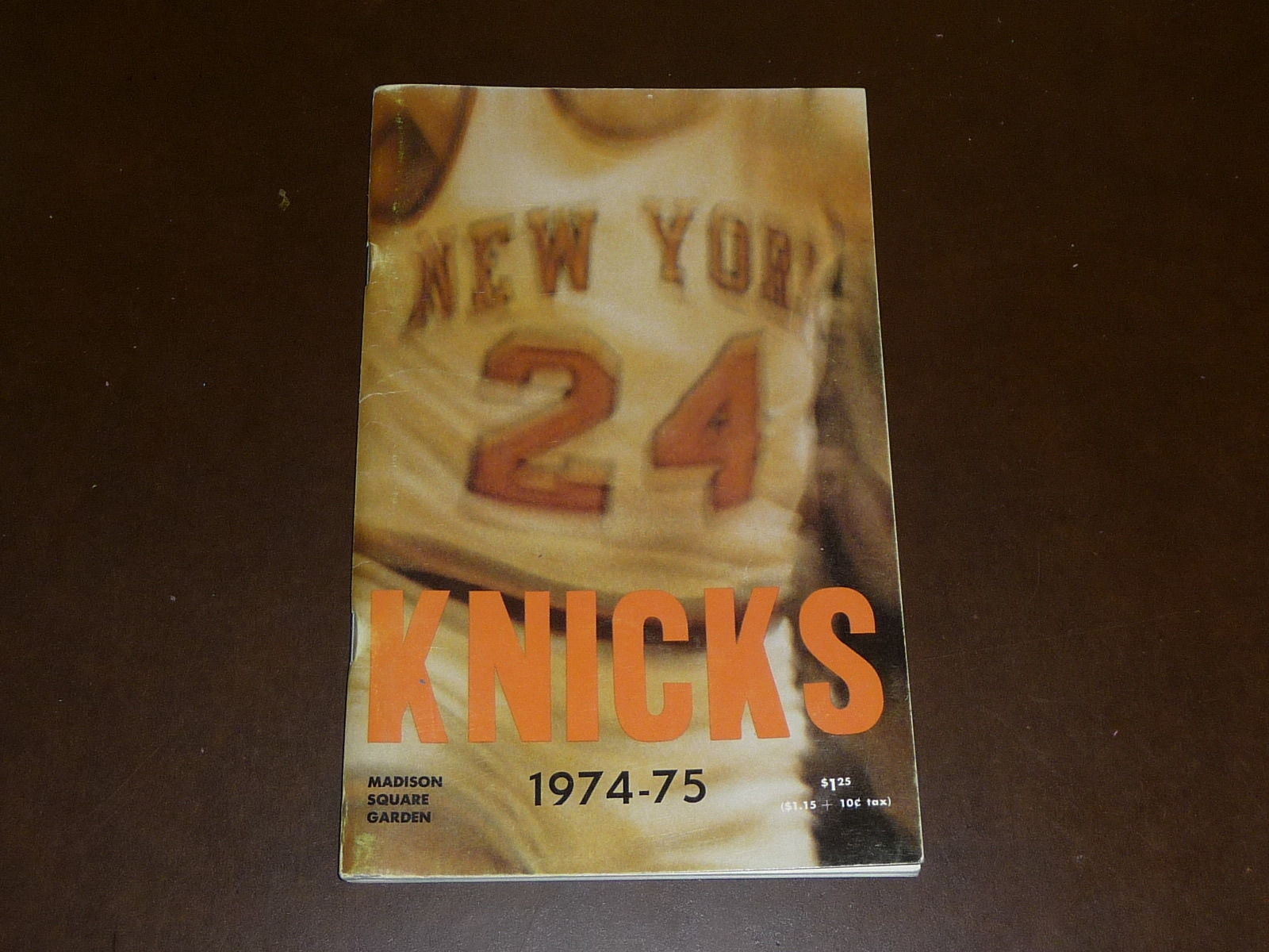 1974 1975 NEW YORK KNICKS NBA BASKETBALL YEARBOOK MEDIA GUIDE  EX-MINT PLUS